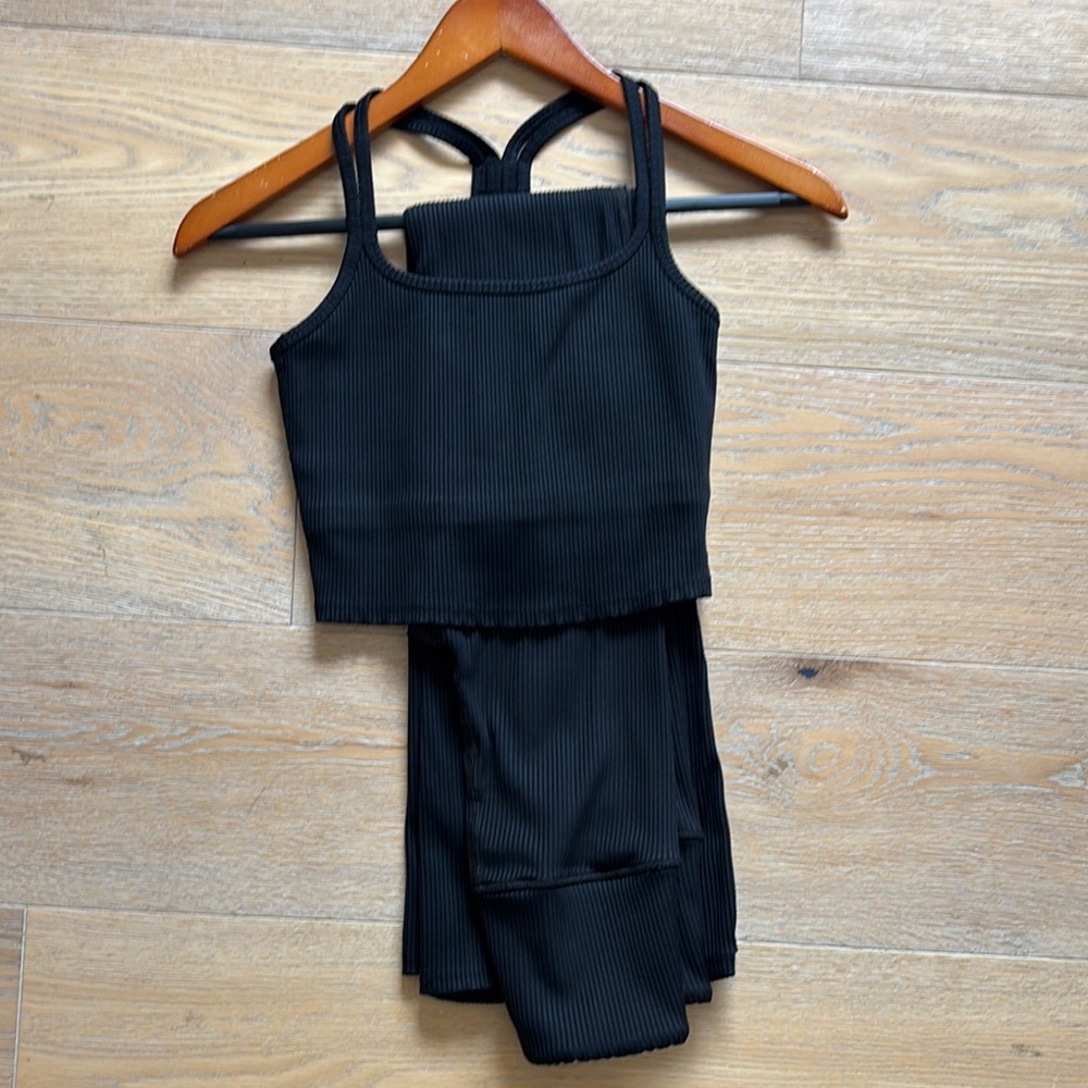 Carbon38 Black Athletic Set with Cross-Back Design